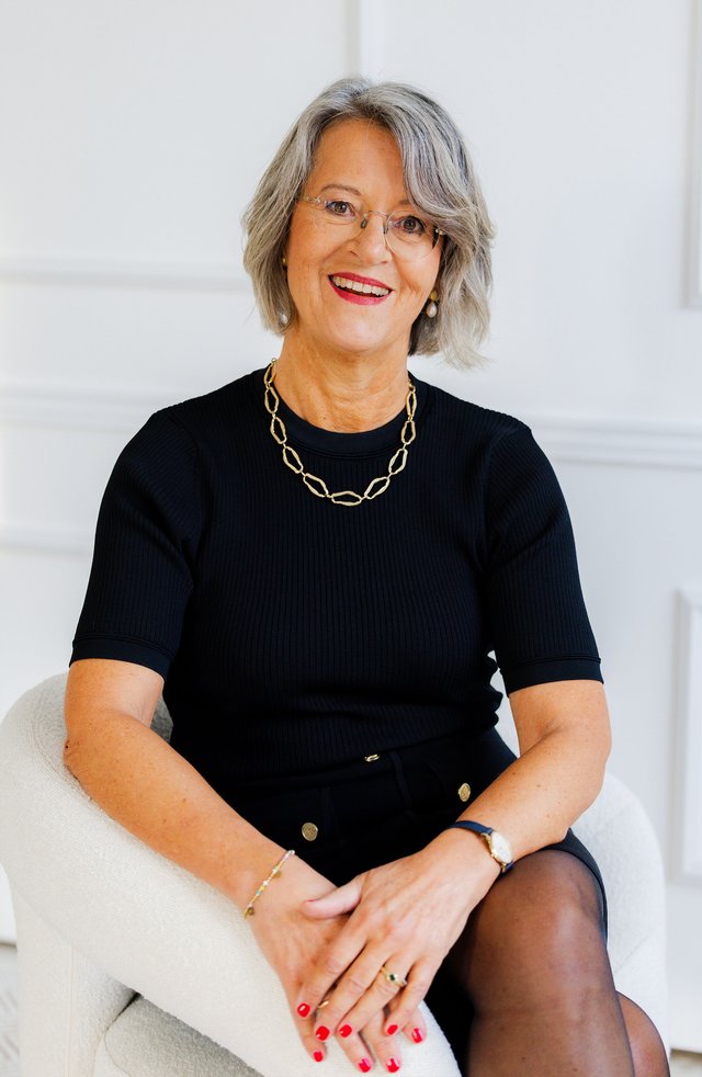 Portraitaufnahme von Beate Krasberg in ruhiger Pose